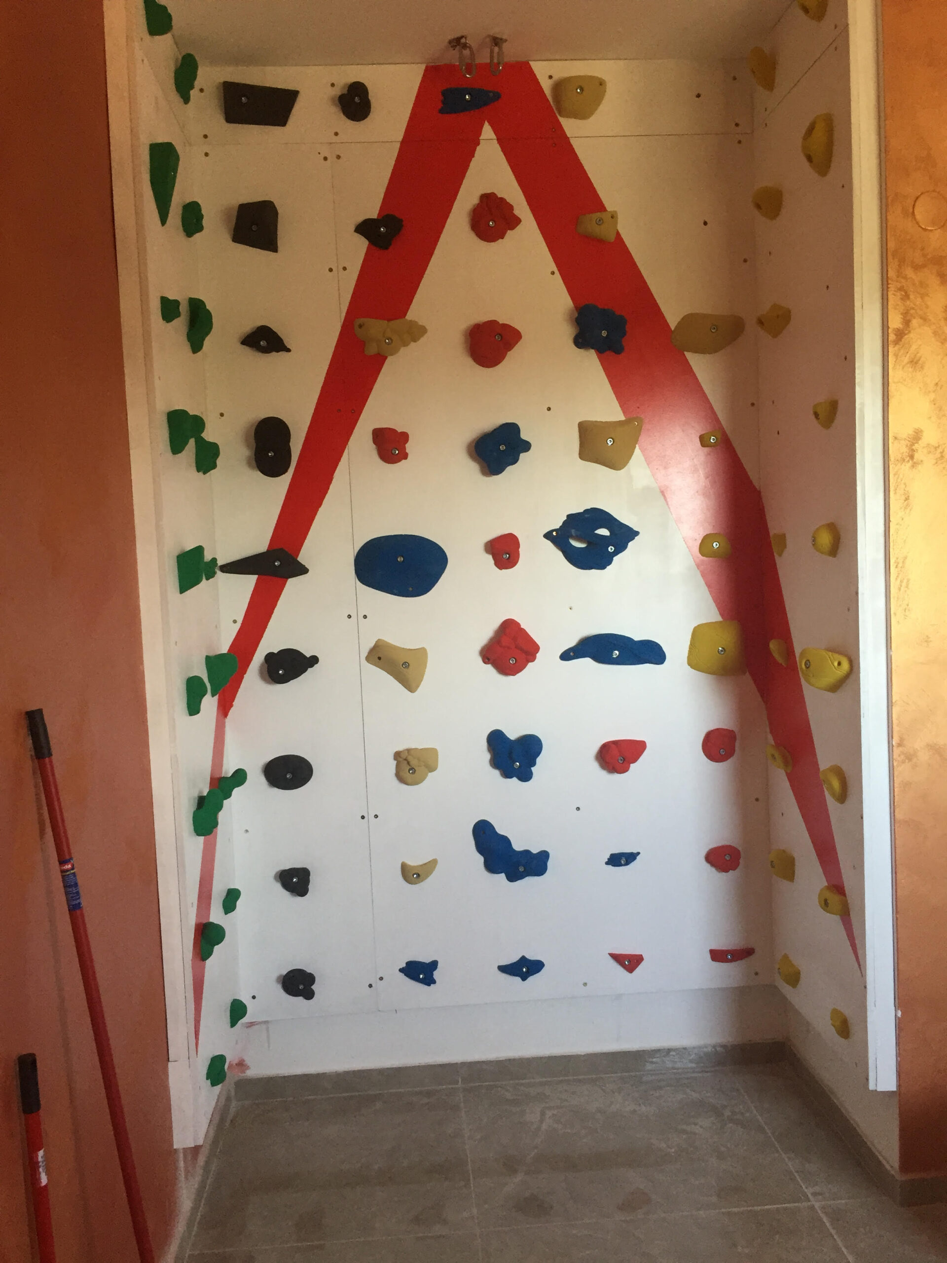 קיר טיפוס לבית או למשרד