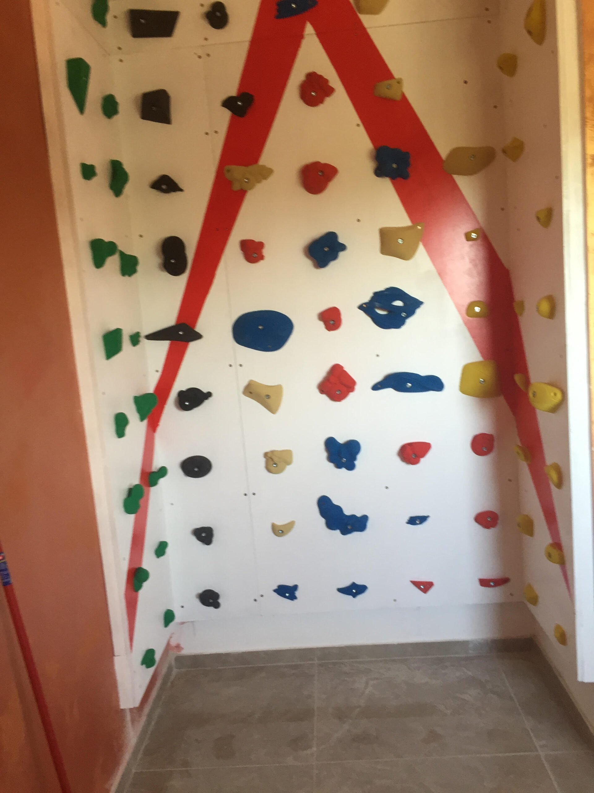 קיר טיפוס לבית או למשרד