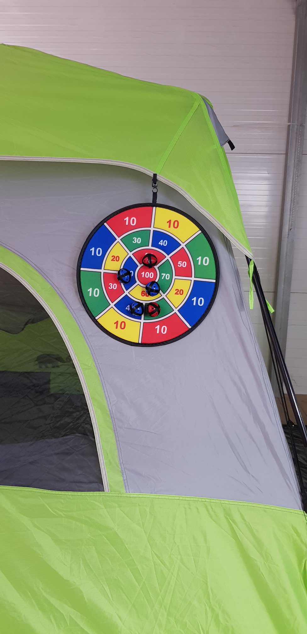 משחק קליעה למטרה עם כדורים