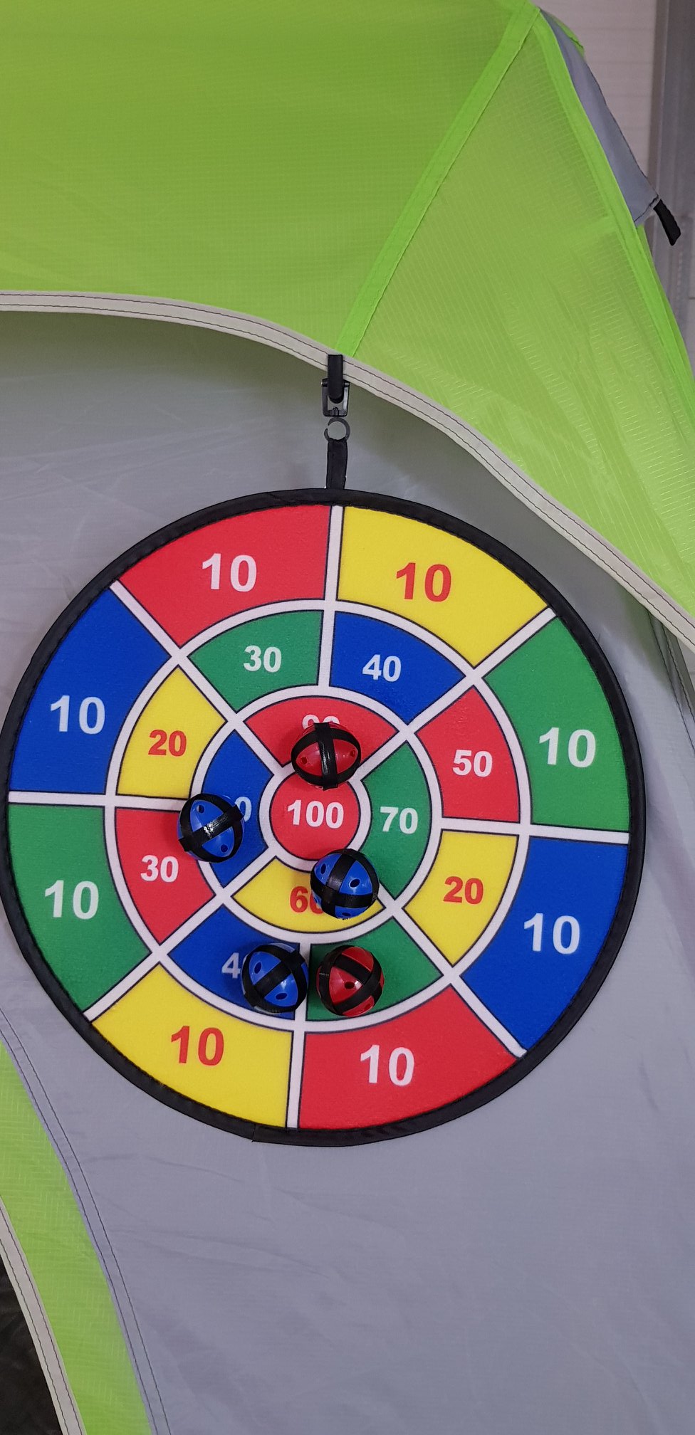 משחק קליעה למטרה עם כדורים