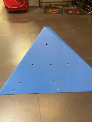 פייצר משולש גדול לקיר טיפוס