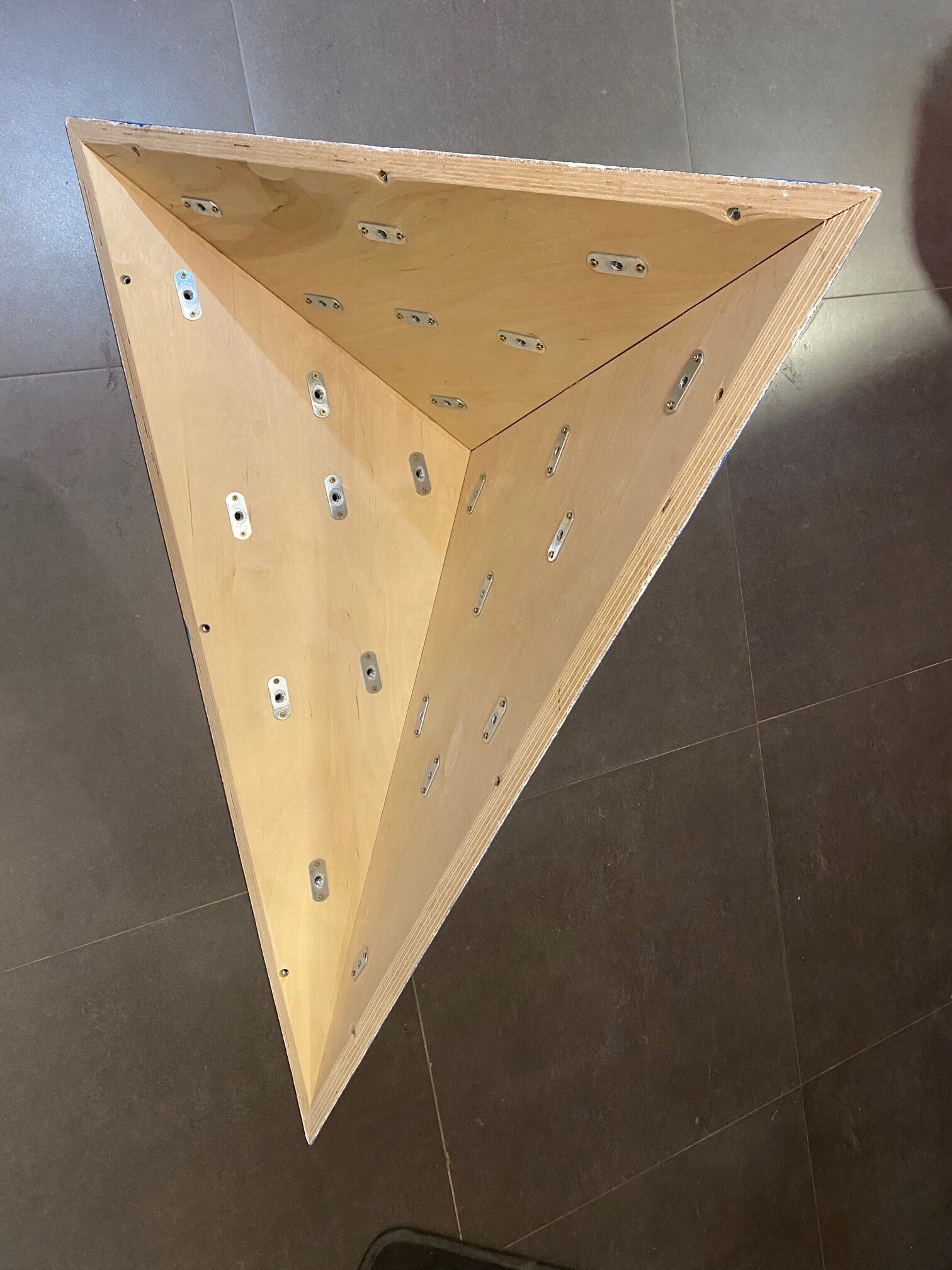 פייצר משולש גדול לקיר טיפוס