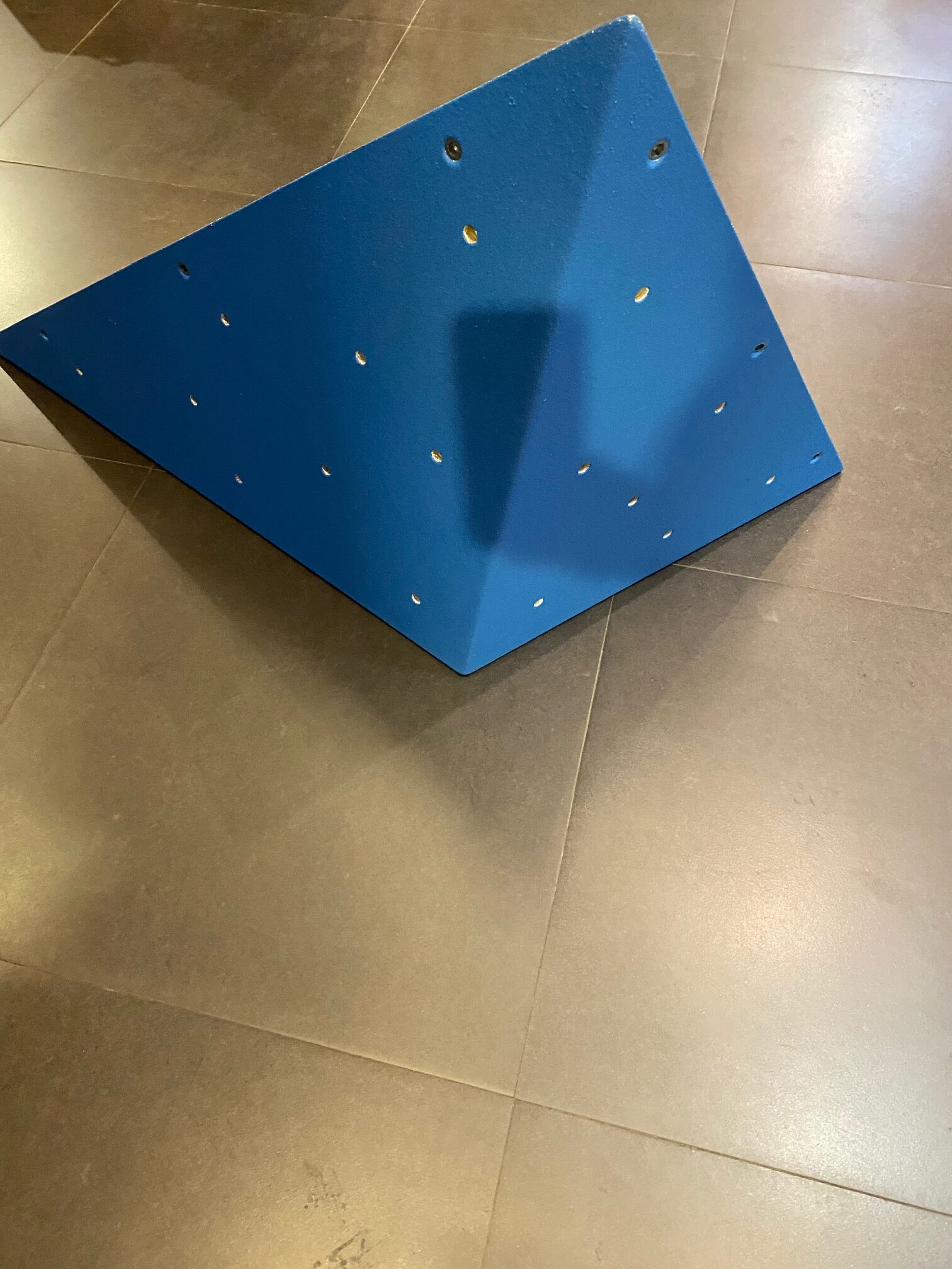 פייצר משולש גדול לקיר טיפוס