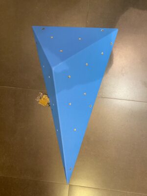 פייצר משולש קטן לקיר טיפוס