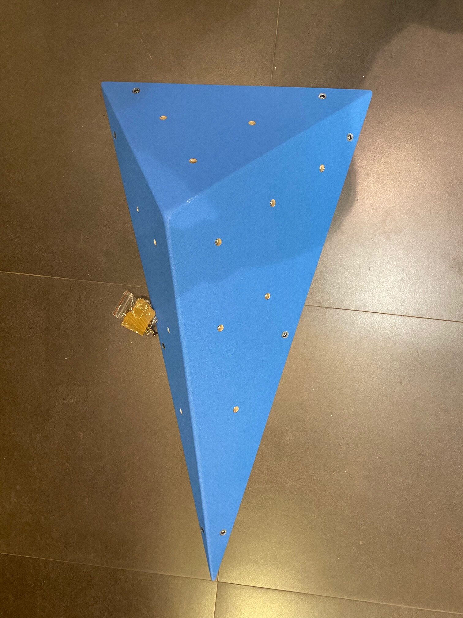 פייצר משולש קטן לקיר טיפוס