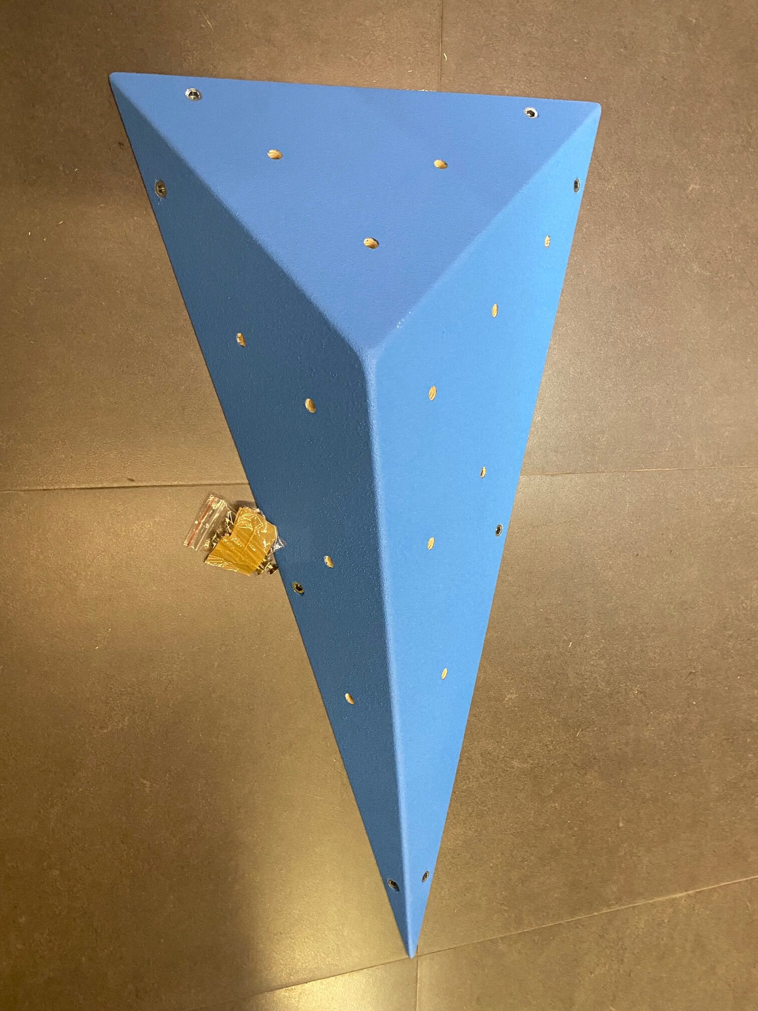 פייצר משולש קטן לקיר טיפוס