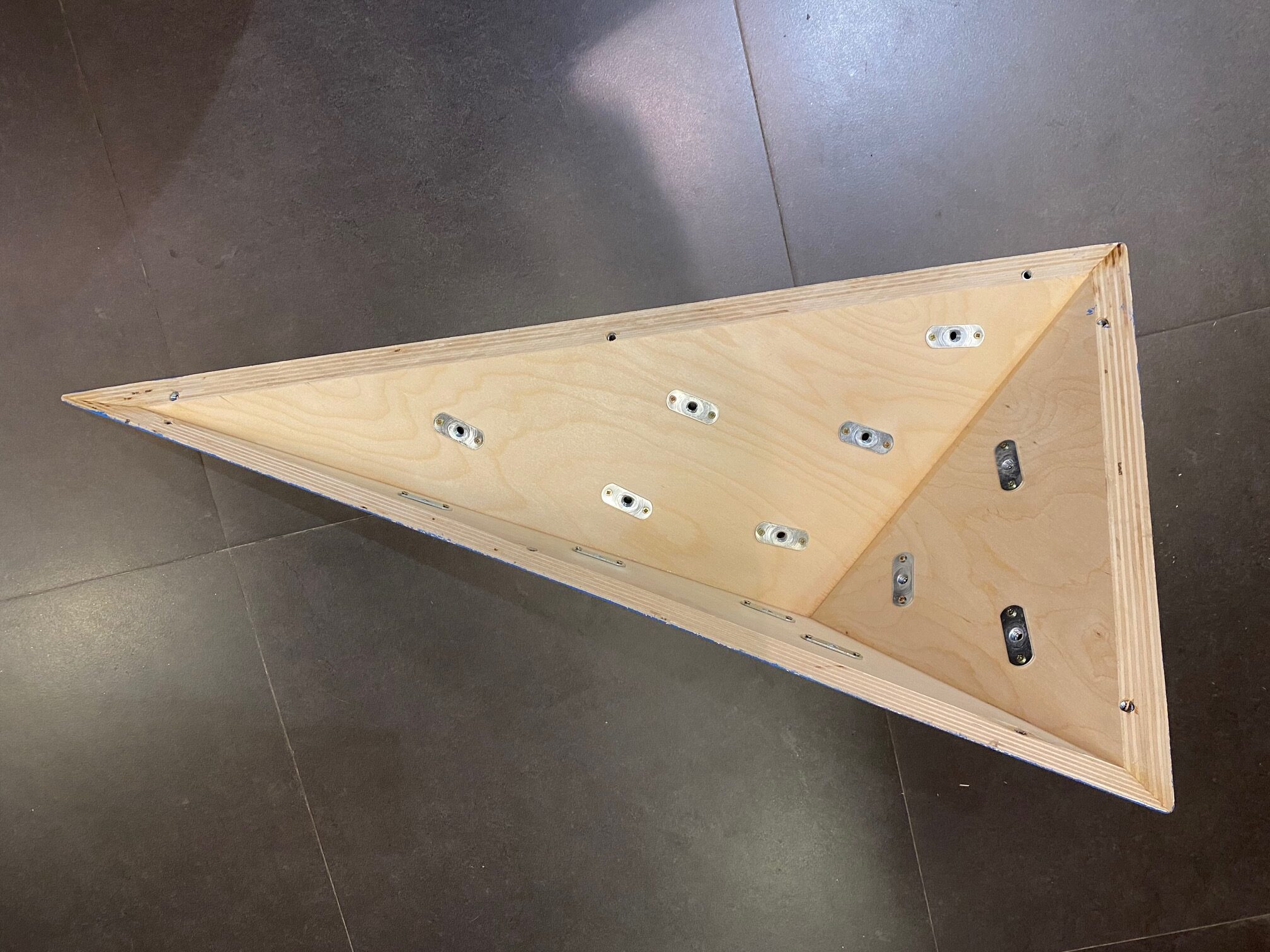 פייצר משולש קטן לקיר טיפוס