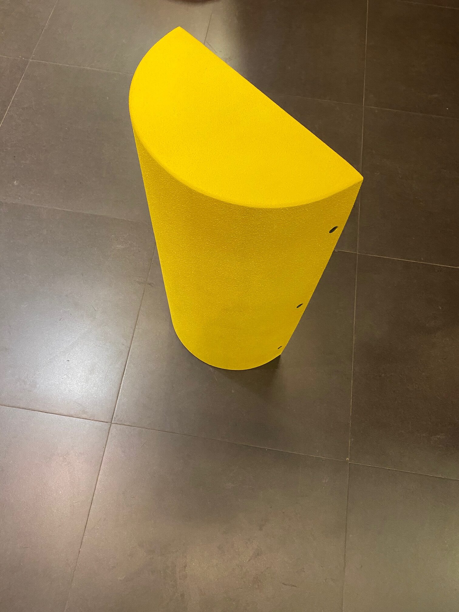 פיצר גדול בצורת חצי צינור