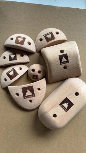 סט 8 אחיזות מעץ למטפסים Alpinestyle